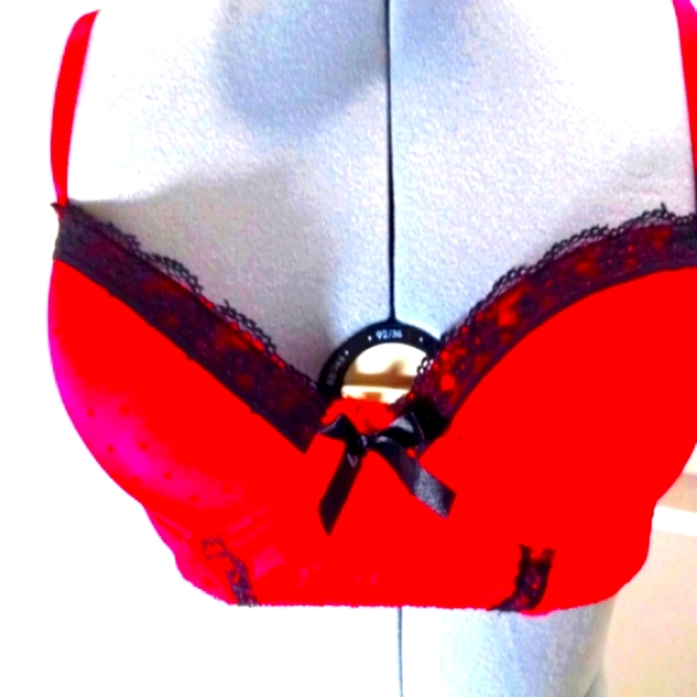 ¹Jezebel  Red Poka-dotted/black Bra 36 B